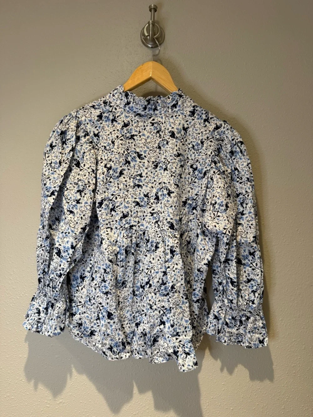 Francesca’s Blue Floral Ruffle Front Long Sleeve Blouse Size Large - Picture 3 of 5